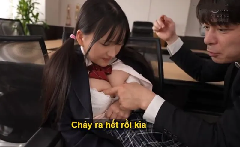 Ba năm trời, thầy giáo rèn luyện cô học trò ngực đẹp thành "bình đựng tinh"